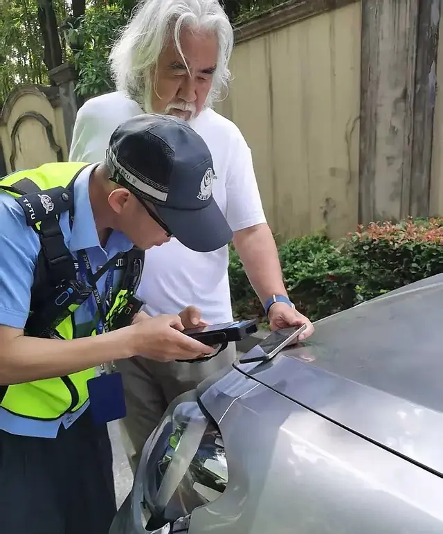 大导演翻车现场！74岁张纪中撞车后吐苦水：养娃比拍大片还难