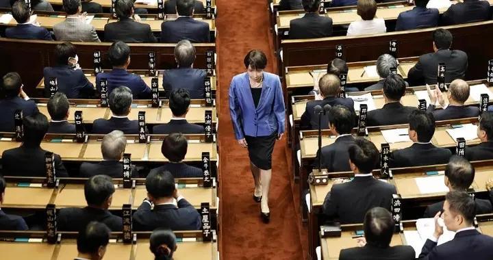 高市早苗够狠！以政治生命为赌注裹挟民意为其超级冒险“背书”