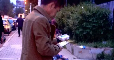 父亲拿着两条别人送的 1916 香烟下楼时