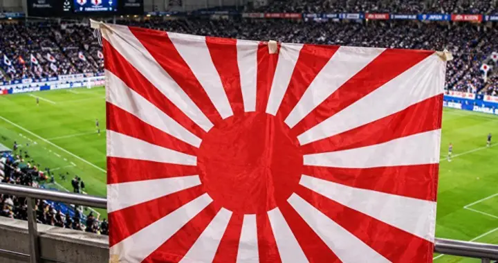 世界杯赛场出大事！日本球迷高举旭日旗，韩国教授怒告国际足联？
