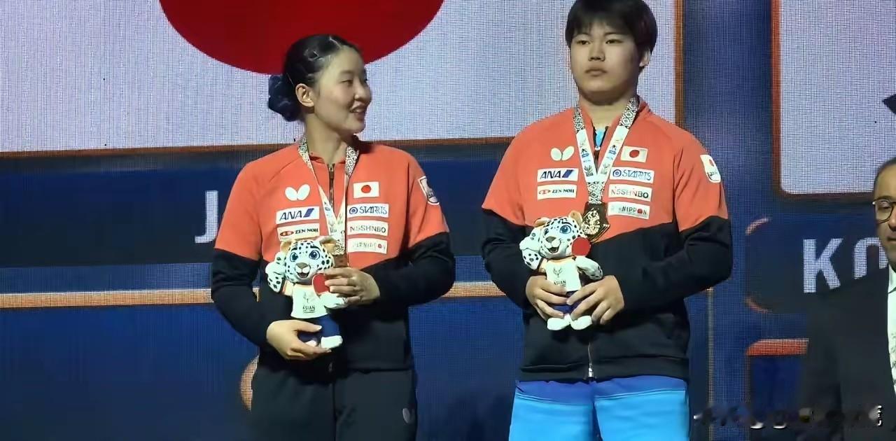 大家发现了没有， 亚锦赛混双颁奖礼上， 张本美和一脸笑容，看向松岛辉空...
