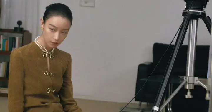 倪妮T锦绣十一月刊封面，时尚精致的美腿佳人