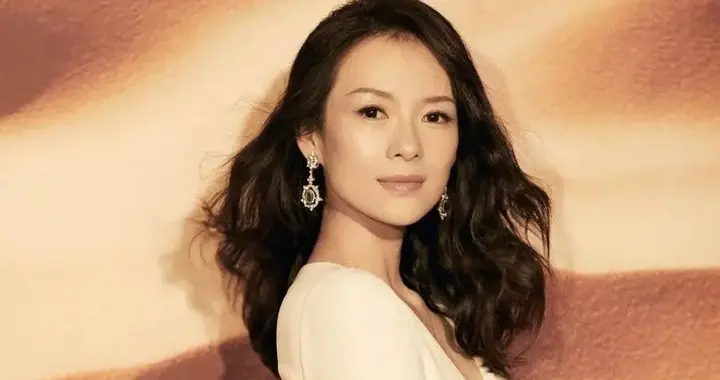 章子怡带娃拼事业，汪峰三亚秀恩爱：离婚2年，谁在裸泳一目了然