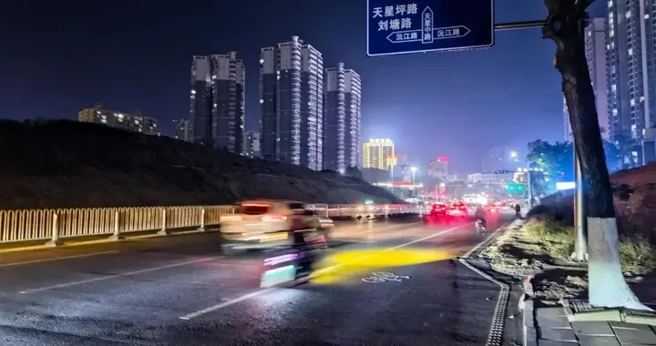 怀化天星坪铁路涵洞拆除后，两边没有人行道和路灯，安全隐患大！