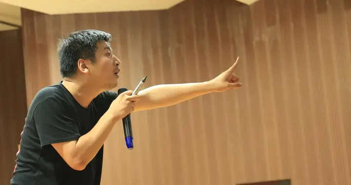 张雪峰猝然离世，蓝盈莹先前访谈一句话引热议，活着别总等以后