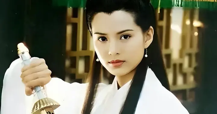 被老头“白嫖”10年，还倒贴上亿，59岁不婚不育的李若彤，后悔吗