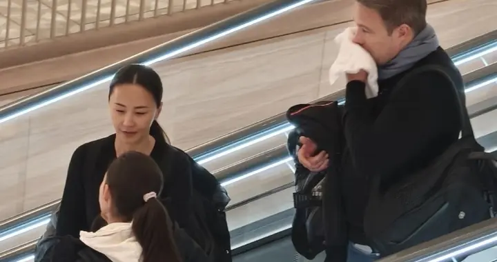 马雅舒一家上海逛街，外国老公变胖变老了 米雅不怕冷穿短裤发量多