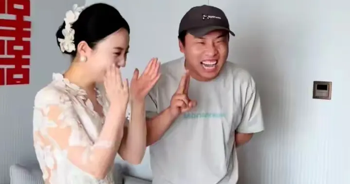 徐志胜回徐州参加发小婚礼，穿得朴素接地气，合影时在一旁偷笑