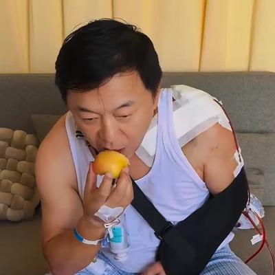 优优时尚穿搭：黄渤骑单车摔骨折，在医院里