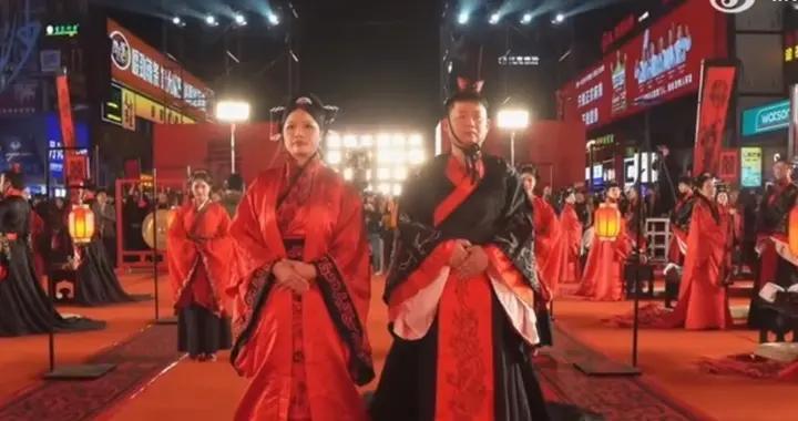 废墟下的那双手，十七年后成了她的新郎