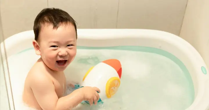 宝妈给2岁娃洗澡，仅仅离开几秒取浴巾，却再也没能给宝宝披上