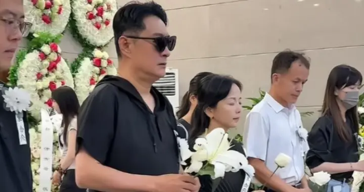 62岁千百惠病逝，黄安带现任女友参加追悼会，在灵前哭成泪人