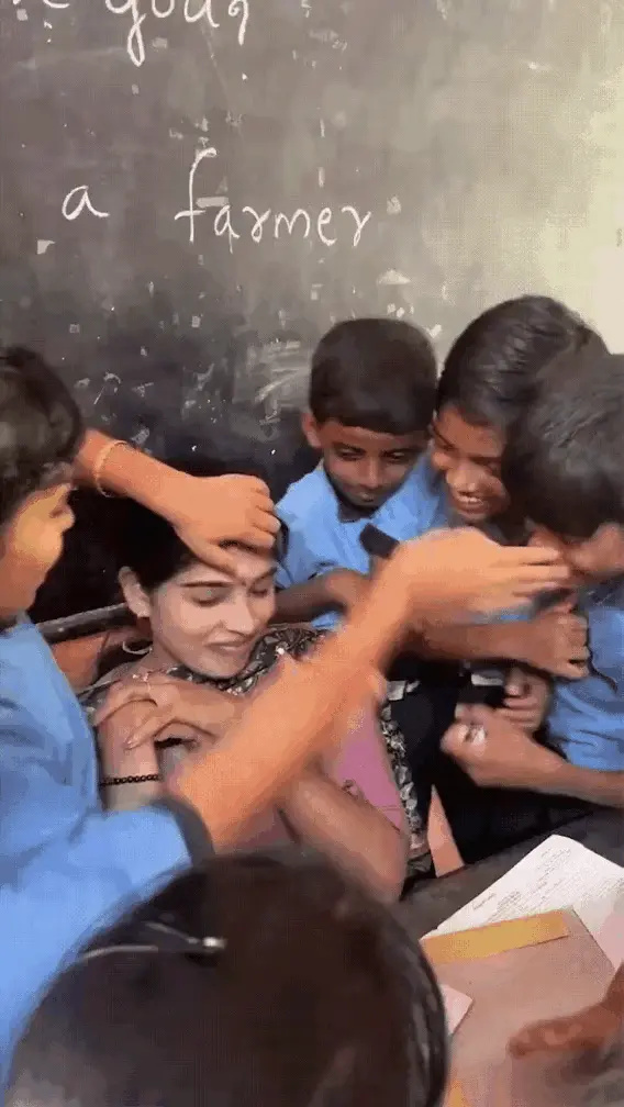 无何而憾：印度小孩和老师之间沟通起来没有