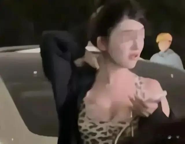 郑州这位小米美女司机太淡定了！下车还穿上了外套，手机不离手！
