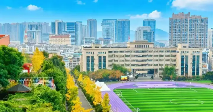 绵阳最温暖的学校：冬天给娃娃发坐垫，表现好还要发零食！