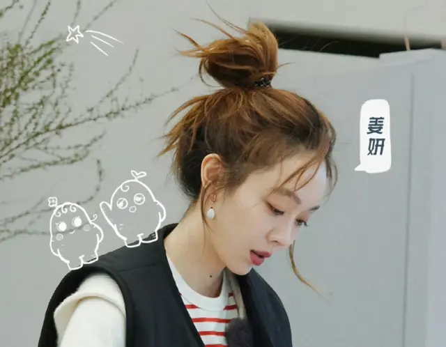 39岁姜妍与老公逛商场，带火“条纹T恤配牛仔裤”美得像个小姑娘