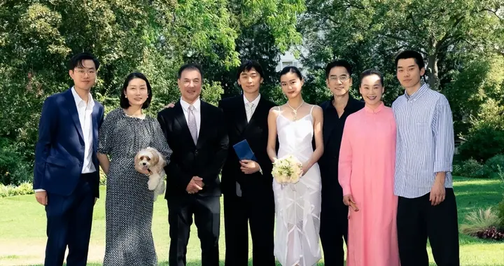 林依轮长子与模特陈瑜官宣结婚，晒家人全家福照，林依轮夫妇出镜