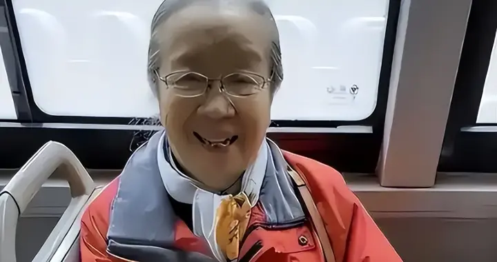 90岁李明启现状：住北京60平老破小，拒绝和儿子同居，生活能自理