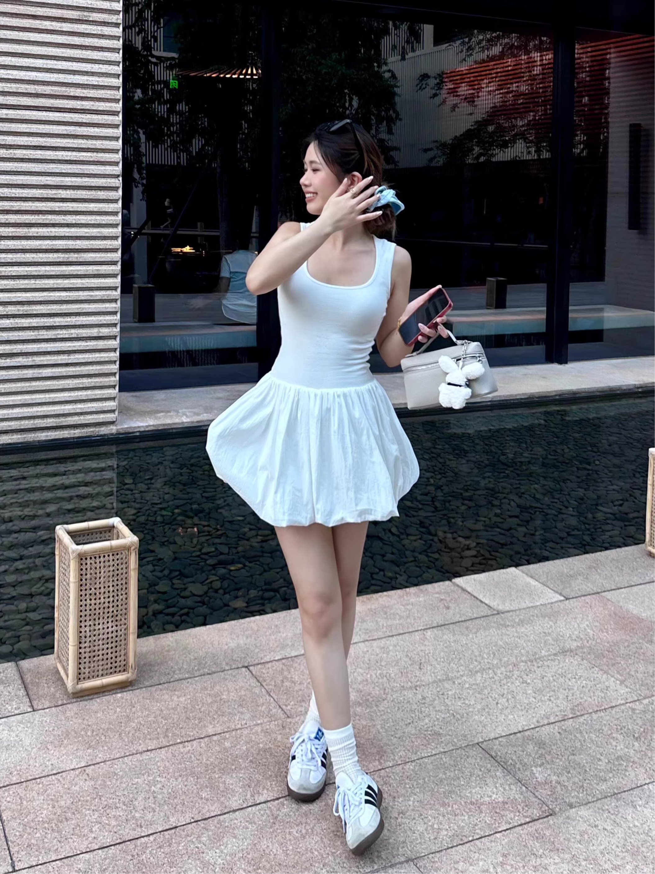 气质修身白色花苞背心连衣裙