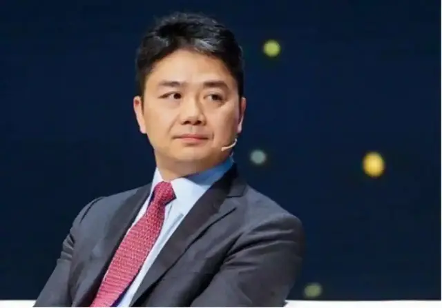 为何富豪中只有刘强东发钱？老家墙上的话说明一切——邻里多帮衬
