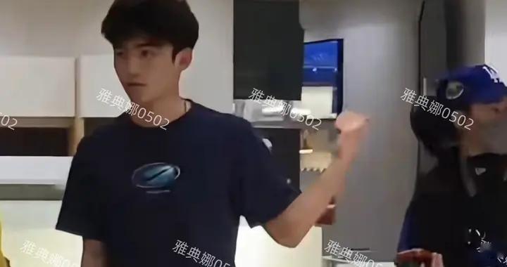 澳洲宜家偶遇张柏芝和大儿子，张柏芝好瘦好美Lucas好帅好man