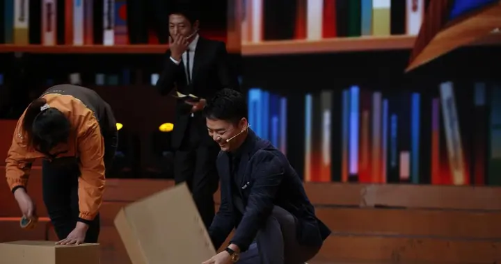 刘强东和机器人同台“村晚”：一个亿万富翁的乡愁，值多少钱？