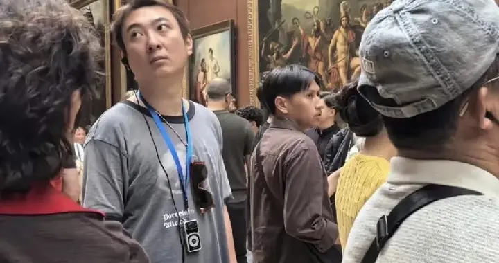 王思聪现身巴黎卢浮宫，多名女生伴其左右，满脸落寞无精气神