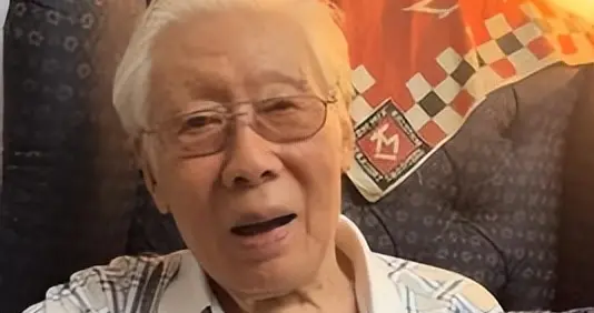 90岁焦晃近况曝光！1天5包烟、穿纸尿裤 和小30岁三婚妻子住老小区