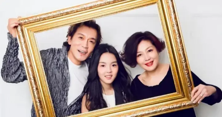 羡慕了！李咏妻子与女儿国外豪宅前合影，不工作仍能生活滋润