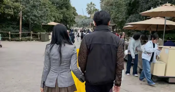 伊能静迪士尼被偶遇，58岁硬穿JK裙勒出肉痕，秦昊白发太真实