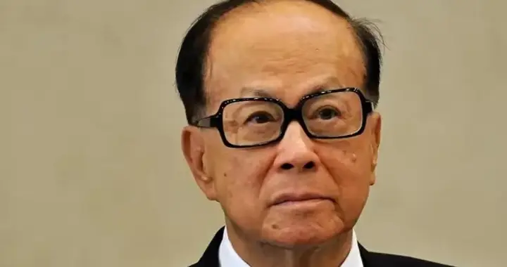 中国痛击巴拿马后，李嘉诚终于懂了，没祖国撑腰，谁会给你尊严？