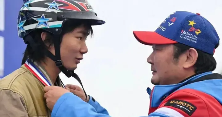 硬啃三缸技术禁区，张雪炸响国产摩托突围惊雷