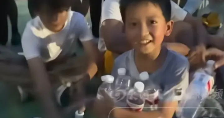 八岁男孩站在大学生中间，清澈的人接住青涩的勇敢