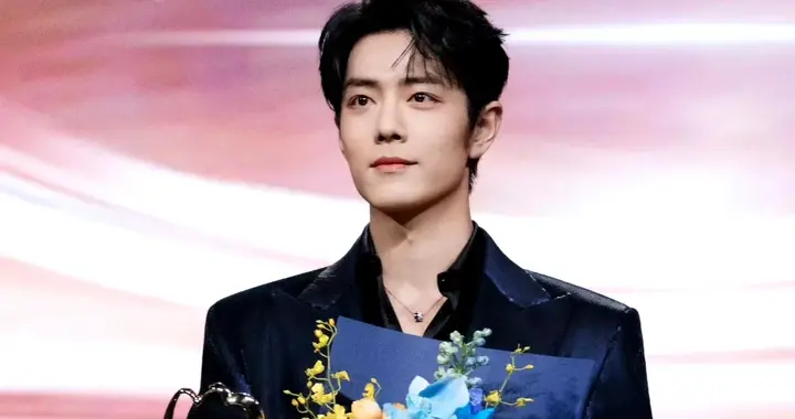 肖战领奖后直回后台，全程不坐席，体面又清醒，内娱顶流太有态度