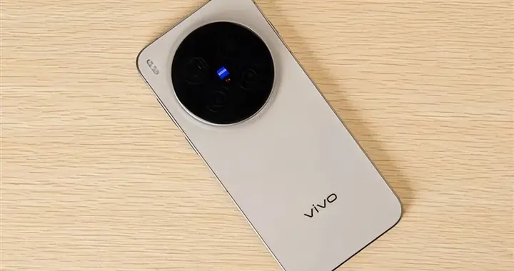 2K分辨率+144Hz高刷+6.85英寸京东方LTPO直屏 vivo ...