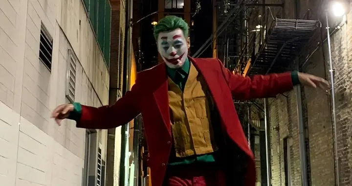 港星自曝患三种精神疾病，已无戏拍失业在家，为找投资陪酒到尿血