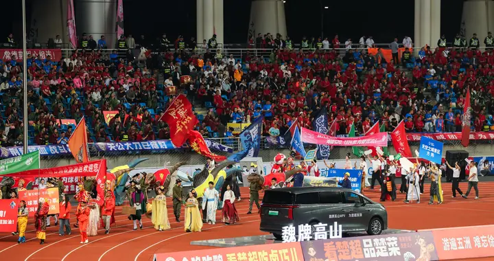 从楚超“显眼包”到10万辆下线，魏牌高山软硬实力双出圈