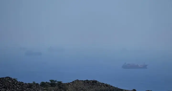 泰国一船只通过霍尔木兹海峡