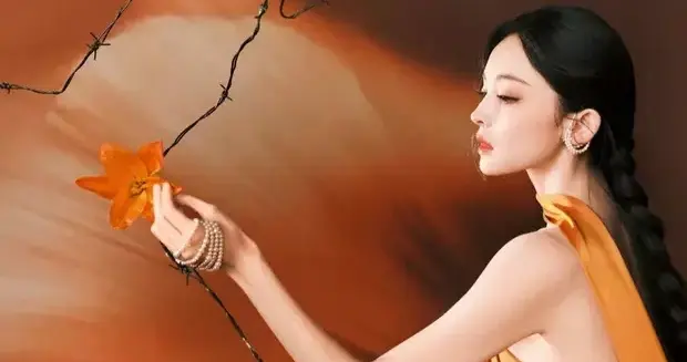 古力娜扎盛典造型炸场 暖橙长裙配珍珠配饰如油画走出 这气质绝了