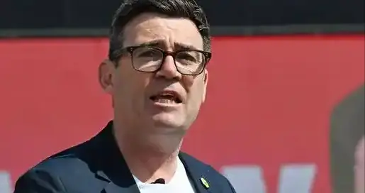 英国新首相入职，中方发出贺电，透露重大信息，美国意见摆上桌面