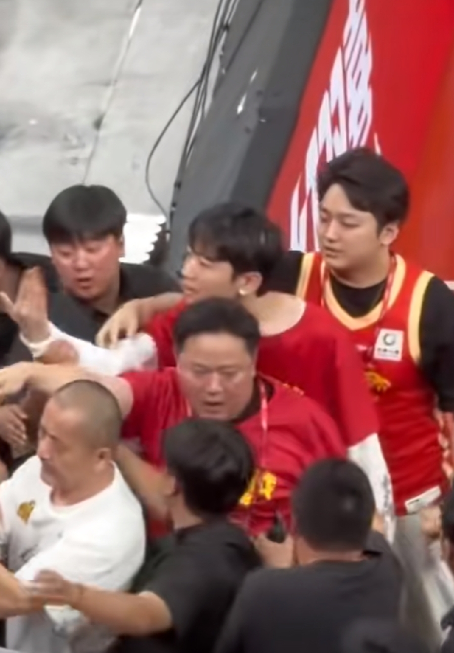 上海男篮103:82浙江广厦男篮，从而以4:1的总比分夺得本赛季cba...