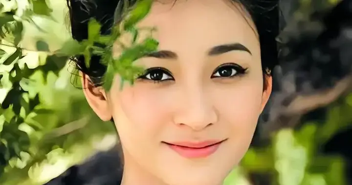 被大佬“控制”4年，流产2次！男闺蜜砸5亿接盘的李小冉又堕落了