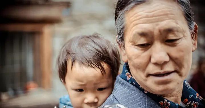 带孙一年，婆婆说吃喝不愁但身无分文，次月收到儿媳的3千带孙费