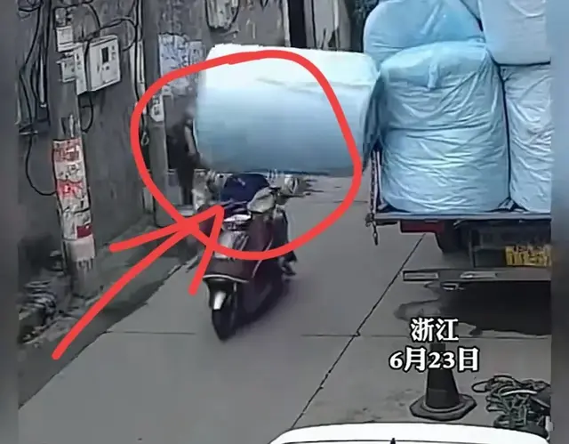 祸从天降！浙江货车珍珠棉掉落砸伤母女后续:保险拒赔，司机惨了