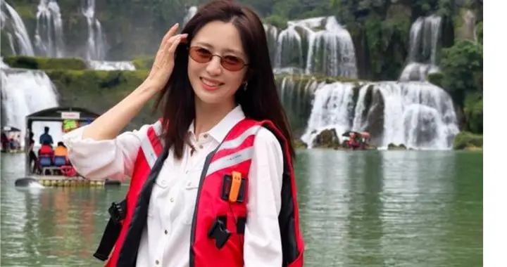 佟丽娅五一分享假日美照，风景美，人更美。