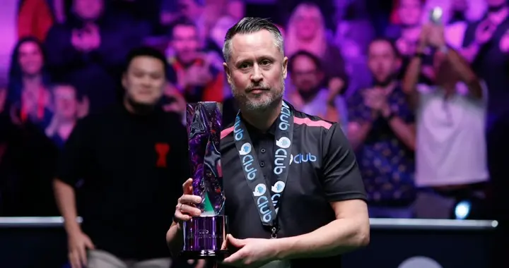 斯诺克也疯狂：征战30年，49岁伯顿站上球台，庆祝单局限时赛夺冠