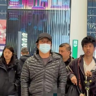 悦娱元素：摇滚教父郑均老师现身机场， 年