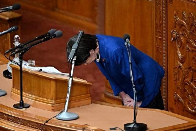 高市早苗被控告，日本高官公开道歉并撤回涉华言论，这是要灭火？