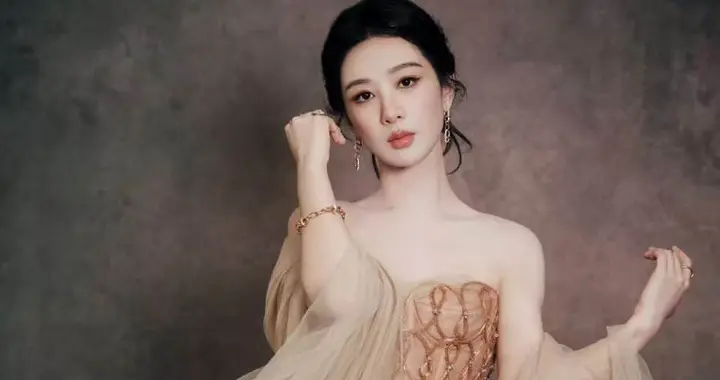 杨紫金色闪钻高定现身广州 视后首秀状态有多绝 红气养人藏不住