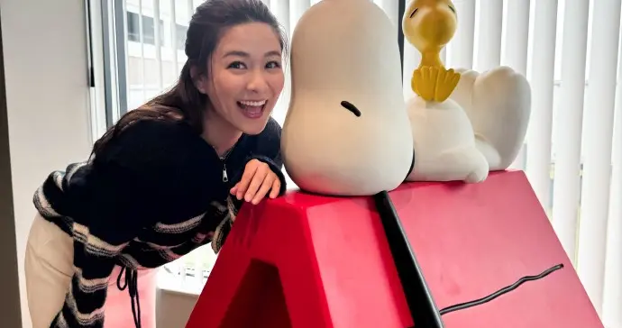 香港演员江嘉敏逛街美照，真的自带韵味，真迷人